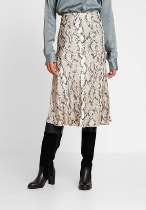 Beige-mustassa käärmekuosisessa kankaassa oleva midi-hame. Hameessa levenevä malli ja pehmeä tuntuma, yhdistetty mustiin polven korkeisiin saappaisiin.