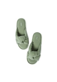 Pantofole in tessuto verde con dettaglio a nodo sul davanti, design aperto sul retro e superficie morbida e texture per il massimo comfort.