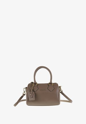 Kleine bruine leren handtas met dubbele handvatten, afneembare schouderriem, hardware in goudtoonaard en logo-detail. Getextureerde afwerking, ronde vorm.