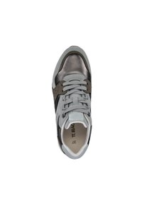 Graue und metallische Sneaker mit Schnürverschluss, durchbrochenen Akzenten, gepolstertem Kragen und kontrastierenden Texturen im Obermaterial.