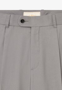 Graue Hose mit flacher Vorderseite, einem einzelnen Knopfverschluss und Taschen. Hergestellt aus glattem Stoff mit einer dezenten Textur.