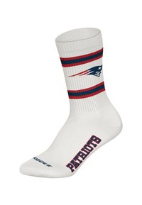 Białe skarpetki z czerwono-niebieskimi poziomymi paskami, z logo New England Patriots i czerwonym napisem "PATRIOTS" po bokach.