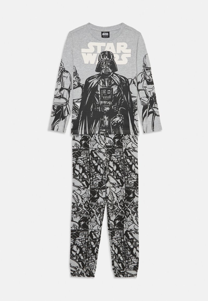 Conjunto de pijama de manga larga en gris que presenta un gráfico de un personaje con el texto "STAR WARS" encima. Pantalones estampados en blanco y negro con varios personajes.