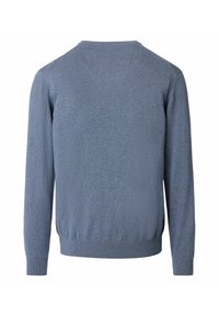 Blauwe gebreide trui met een ronde hals, lange mouwen en geribde manchetten en zoom, met een gladde textuur en subtiel patroon.