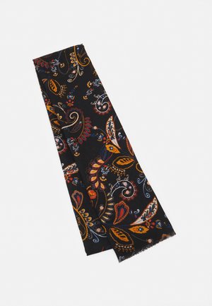 Zwarte stoffen sjaal met een levendig paisley patroon in oranje, rood, blauw en wit, gevouwen met franjes aan de randen op een witte ondergrond.