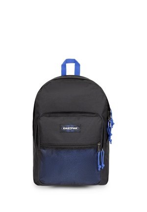 Schwarzer Eastpak-Rucksack mit blauem Netzvordertasche, blauen Reißverschlusslaschen und blauem Tragegriff, von vorne gezeigt.