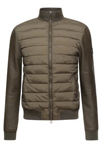 Olivgrön herrjacka med vadderad quiltad front, lädersleeves, ribbad krage och manschetter, frontdragkedja och sidofickor.