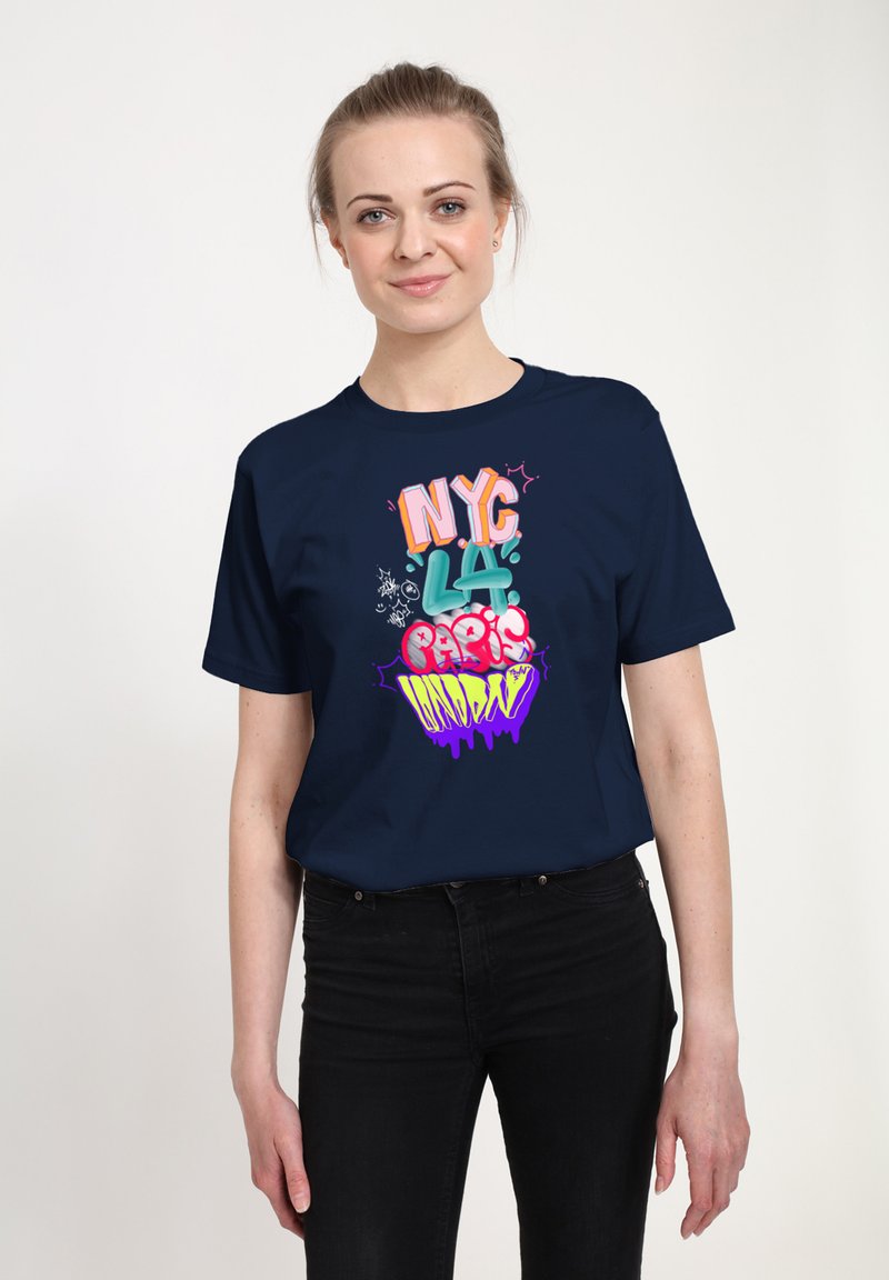 Námořnické modré tričko s barevným grafickým nápisem "NYC LA Paris Sunday" v různých písmových stylech. Bavlněný materiál, krátké rukávy, uvolněný střih.