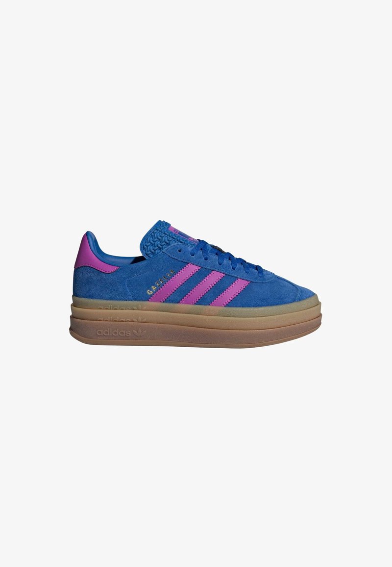 Blauwe suède sneakers met roze accenten, voorzien van drie strepen, een gestructureerde tong en een gelaagde rubberen zool voor grip en stabiliteit.