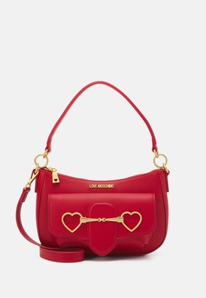 Rode Love Moschino handtas met gouden hardware in hartvorm, bovenhandvat, voorflapzak en afneembare schouderriem.