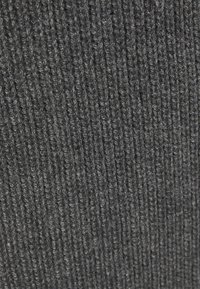 Grå ribbad jersey med en texturerad yta, som har vertikala linjer och en mjuk, något fluffig känsla.