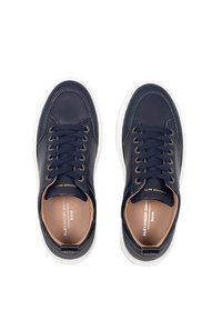 Sneakers in pelle blu con suole bianche, punta rotonda e lacci piatti. Presentano occhielli metallici e una soletta beige con dettaglio del logo.
