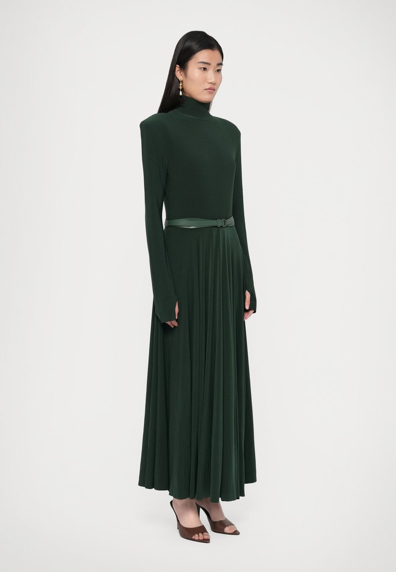Norma Kamali SHOULDER PAD TURTLE FLARED DRESS TO MIDCALF - Vestito di  maglina - dark emerald/verde scuro - Zalando.it