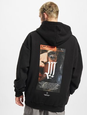 Hanorac negru dintr-un material texturat. Grafic mare pe partea din spate, cu o imagine a unei fețe, text și litere ornate. Dispune de o glugă cu șnur.