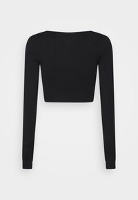 Černý žebrovaný dlouhý rukáv cropped top s širokým lodičkovým výstřihem a přiléhavým střihem na bílém pozadí.