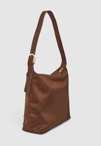 Braune Kunstsuede-Tasche mit flacher Form, langem verstellbarem Tragegurt, goldenen Hardware-Akzenten und einem Reißverschluss oben. Glatte Oberfläche.