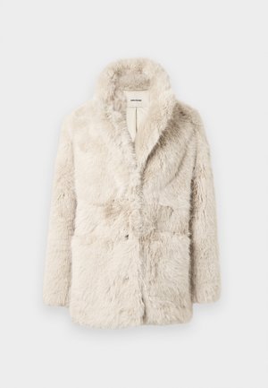 Kreemi värvi faux karusnahast mantel, millel on sallkaelus, nööbikinnitus ja kaks esikotit; pehme tekstuur ja luksuslik välimus.