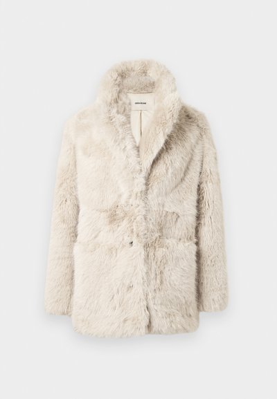 Krémový kabát z umělé kožešiny se šálovým límcem, zapínáním na knoflíky a dvěma předními kapsami; měkká textura a plyšový vzhled.