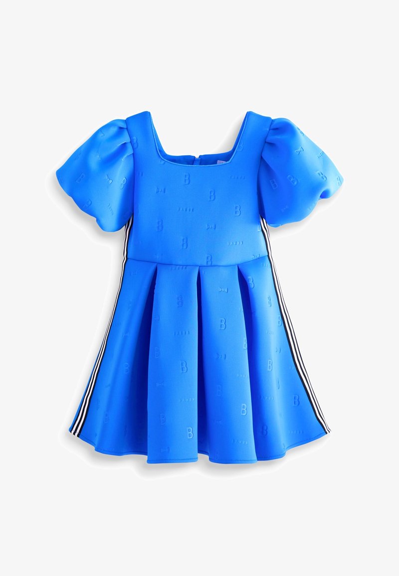 Niebieska sukienka z kwadratowym dekoltem, bufkowymi rękawami i plisowanym dołem. Posiada wytłoczone litery i czarne boczne paski. Gładka tekstura.