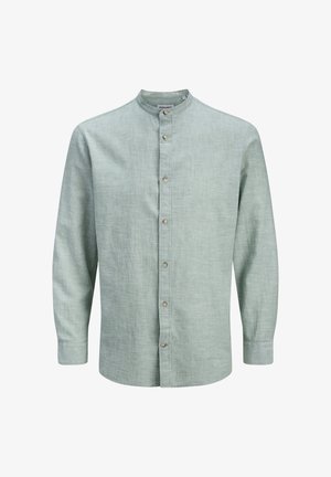 Világoszöld, hosszú ujjú lenvászon ing mandzsettagallérral és elején gombos záródással, fehér háttéren bemutatva.