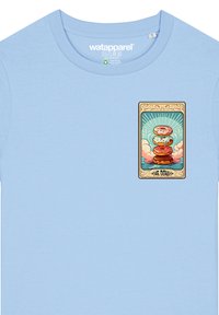 Hellblaue Baumwoll-T-Shirt mit einem rechteckigen Grafikdruck von gestapelten Donuts in verschiedenen Farben auf der Vorderseite. Klassisches Rundhalsdesign.