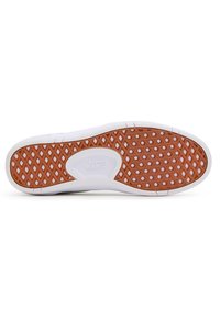 Vans kengät, joissa on ruskea kumipohja, jossa on timanttikuviota ja valkoinen välikerros. Nostettu 'VANS' logo keskellä.