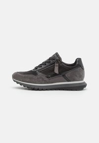 Graue Wildledersneaker mit einem schwarzen Lederakzent, ausgestattet mit Schnürdesign und seitlichem Reißverschluss. Gummisohle mit strukturiertem Profil.