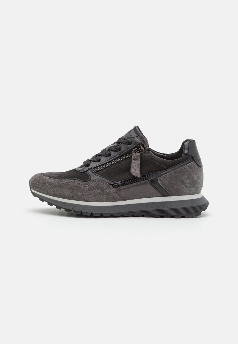 Graue Wildledersneaker mit einem schwarzen Lederakzent, ausgestattet mit Schnürdesign und seitlichem Reißverschluss. Gummisohle mit strukturiertem Profil.