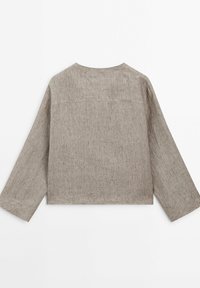 Lichtbeige blouse met korte mouwen, gemaakt van gestructureerde stof, met een hoge halslijn en een ontspannen pasvorm met een rechte zoom en zijnaden.