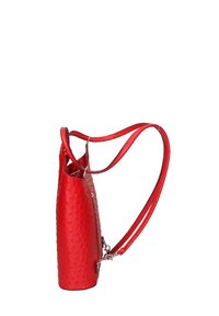 Rode leren handtas met een gestructureerd struisvogelpatroon, verlengde vorm, twee verstelbare hengsels en een minimalistisch ontwerp.