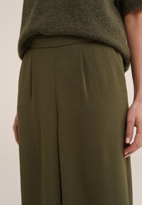 WE Fashion Auduma bikses - green