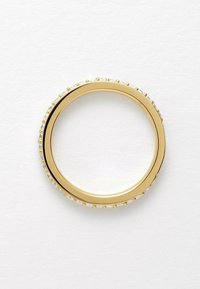 Gouden armband met een rij helder rechthoekige stenen langs de buitenrand, een glad gepolijst oppervlak en een cirkelvorm.