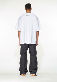 MJ Gonzales DOLLAR X HUGE - Camiseta estampada - white