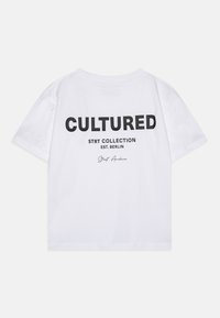 Bílé bavlněné tričko s krátkým rukávem, které na zádech obsahuje výrazný černý text "CULTURED" a "STRRT COLLECTION EST. BERLIN".