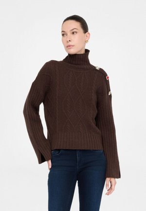 Maglione marrone lavorato a maglia con colletto alto, maniche a coste, motivi a rombi texturizzati e bottoni decorativi sulla spalla.