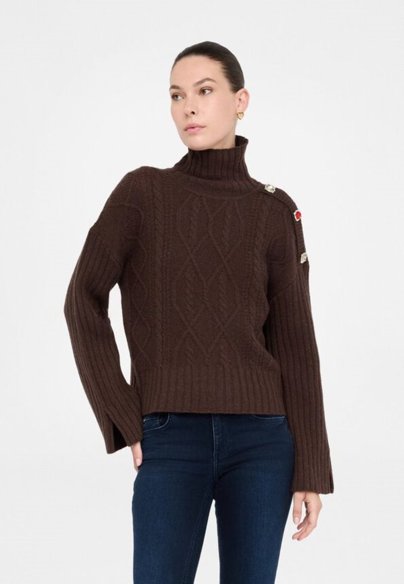 Maglione marrone lavorato a maglia con colletto alto, maniche a coste, motivi a rombi texturizzati e bottoni decorativi sulla spalla.