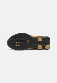 Nike Sportswear SHOX R4 - Sportbačiai - black/metallic gold/metallic silver