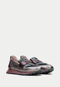 Le sneaker grigie metalliche presentano una tomaia in pelle texturizzata con dettagli in verde e bordeaux, una suola flessibile e un design di sovrapposizione distintivo.