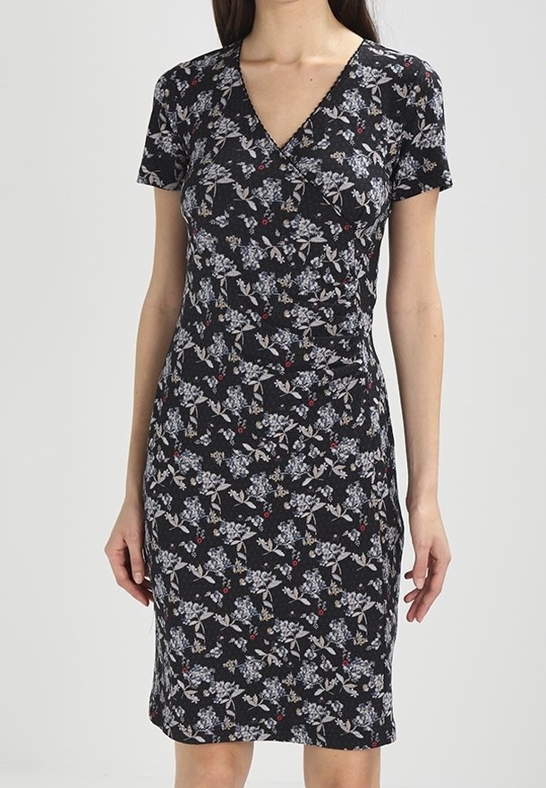 Svart blommig klänning med korta ärmar, V-ringning och figursydd design. Har ett mönster av blå och röda blommor på en texturerad tyg.
