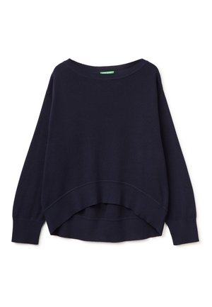 Tmavě modrý svetr s dlouhými rukávy, širokým kulatým výstřihem a zakřiveným žebrovaným lemem, který je delší vzadu.