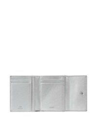 Denarnica iz srebrnega usnja z več režami za kartice, gladko teksturo in zapiranjem na zaskočni zapiralko. Znotraj viden logotip znamke.