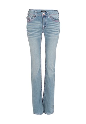Lichtblauwe jeans met rechte pijpen, roze stiksels, voorzakken en knoopsluiting, getoond op een witte achtergrond.