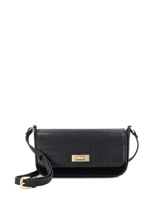Bolso bandolera negro con textura de cocodrilo, cierre rectangular dorado y correa ajustable con hebilla dorada.