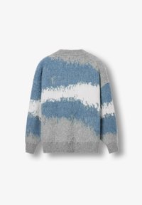 Przesadny sweter dzianinowy z gradientowym wzorem w odcieniach niebieskiego, szarego i białego. Miękka tekstura z prążkowanymi mankietami i dolnym wykończeniem.