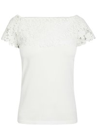 Haut blanc à manches courtes avec des détails en dentelle florale le long de l'encolure et des manches, présentant un col bateau.