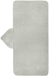 Graue rechteckige Matte mit einer weichen, plüschigen Textur. Abgerundete Kanten mit einer dreieckigen Lasche auf einer Seite, eingefasst in einem helleren grauen Rand.