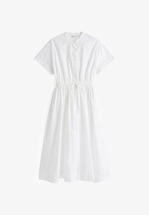 Robe en coton blanche à manches courtes et col rond. Inclut une fermeture à boutons et une taille ajustable avec cordons. Jupe fluide à longueur genoux.