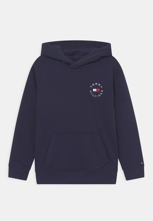 Marineblauwe hoodie gemaakt van katoenmix met een voorzak in kangaroostijl, voorzien van een ronde logo met de tekst "TOMMY HILFIGER" en een icoondetail.