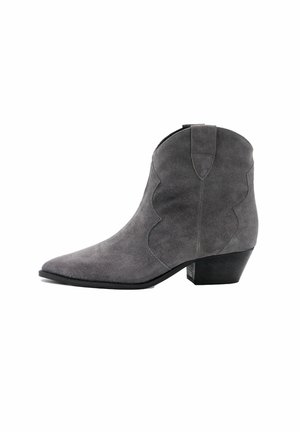 Harmaa mokkanahkainen cowboy-saapas, jossa on terävä kärki, kaarevat saumat, matala kerrostettu korko ja vetonauha takana. Yleisesti ottaen sileä pinta.