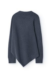 Donkergrijze trui met een losse pasvorm, ronde hals en asymmetrische zoom. Gemaakt van zacht, gestructureerd breisel met lange mouwen.